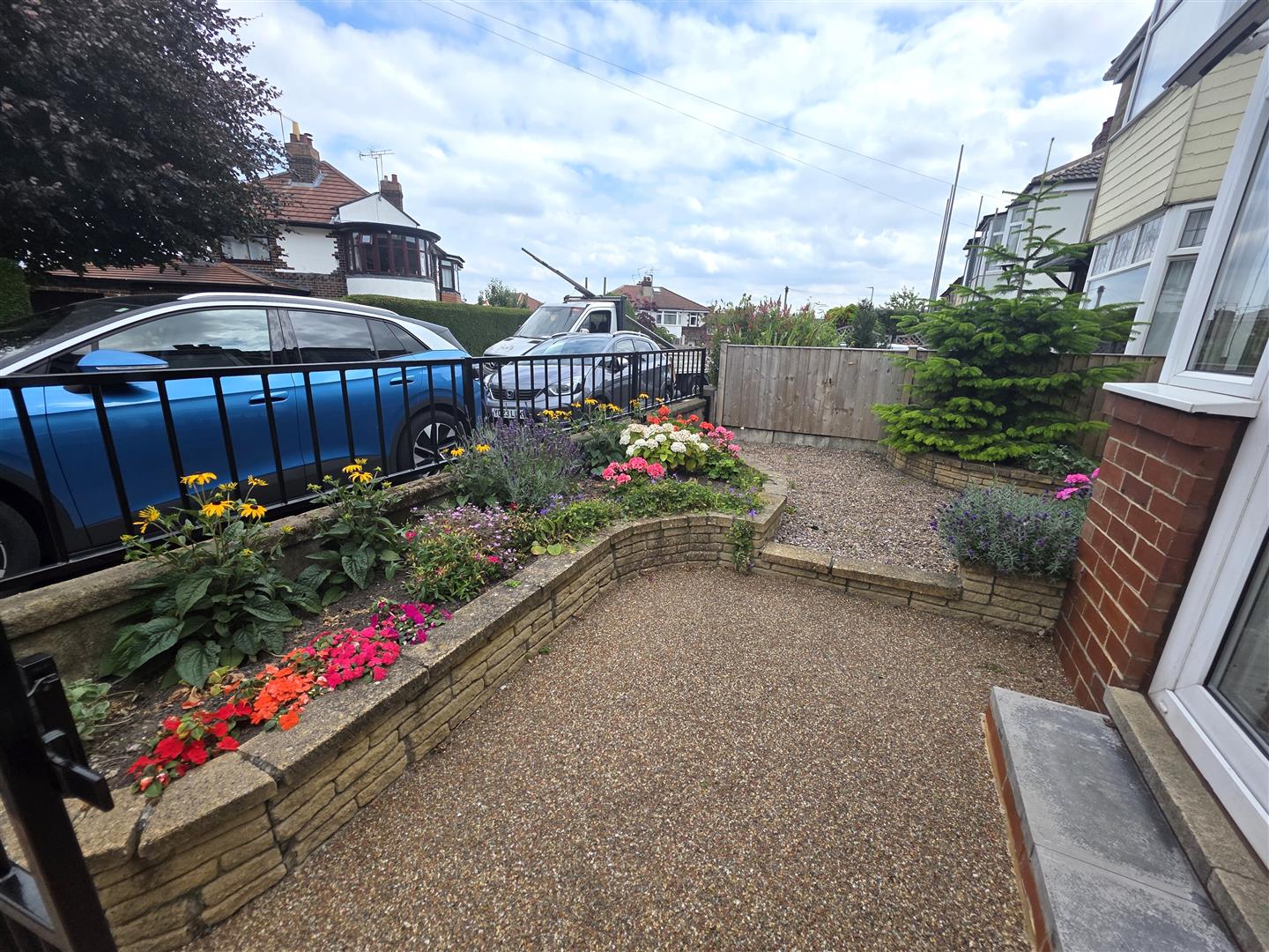 FRONT GARDEN
